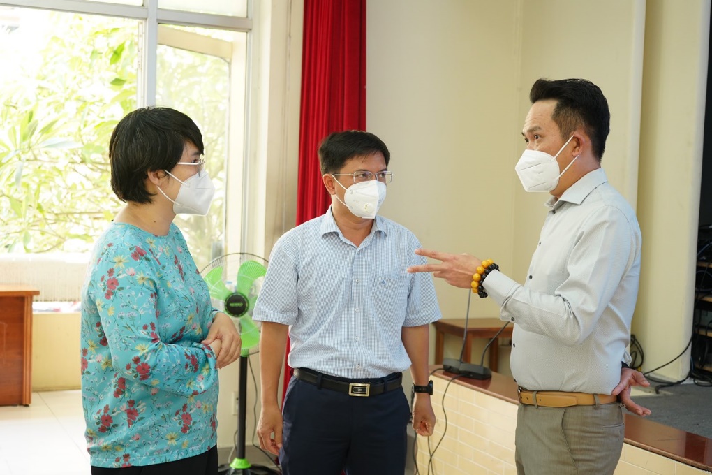 Hội Doanh nhân trẻ Việt Nam và tập đoàn TTC tặng máy X-Quang di động cho UBND Quận 5