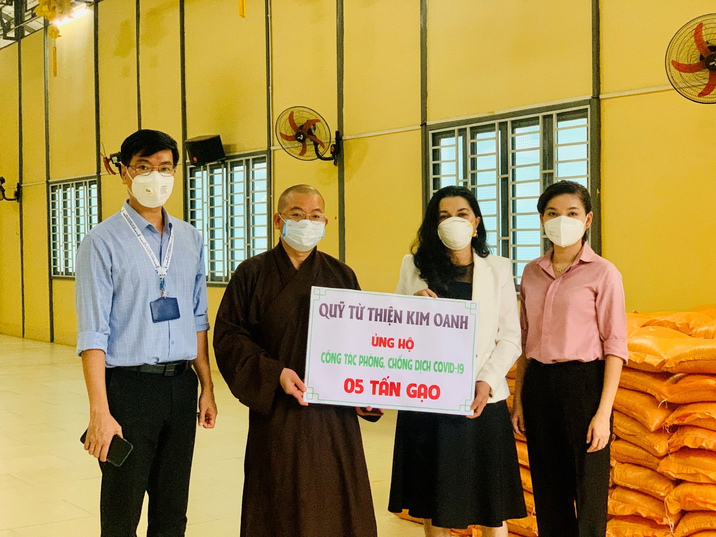 Quỹ Từ thiện Kim Oanh hỗ trợ người dân vùng dịch
