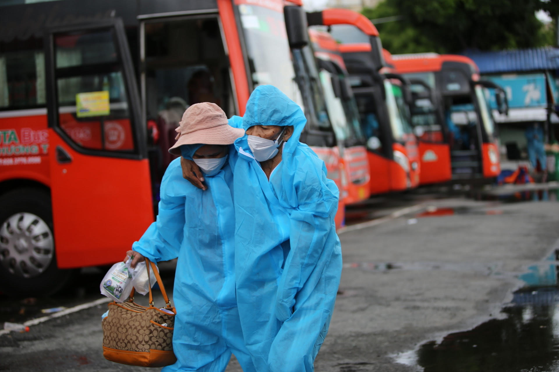 Th&ecirc;m 25 xe kh&aacute;ch Phương Trang đưa 600 người d&acirc;n Ph&uacute; Y&ecirc;n về qu&ecirc; - Ảnh 2.
