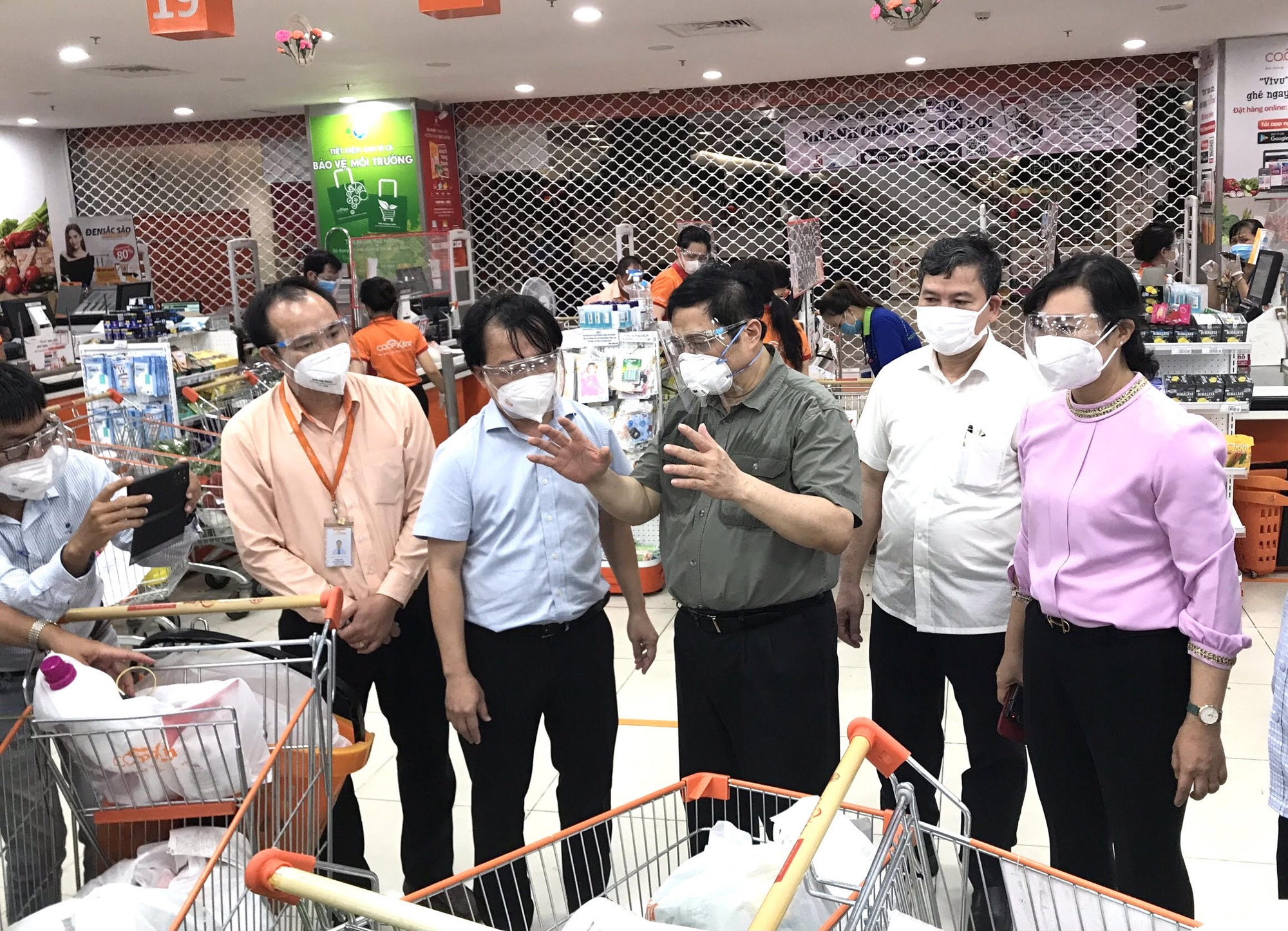Thủ tướng Phạm Minh Chính kiểm tra công tác chuẩn bị hàng hóa của Saigon Co.op