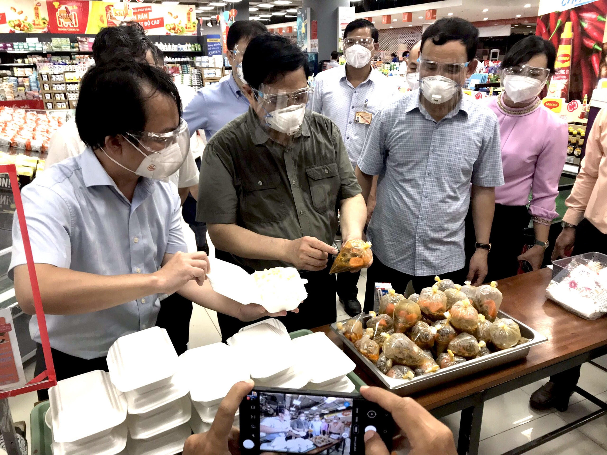 Thủ tướng Phạm Minh Ch&iacute;nh kiểm tra c&ocirc;ng t&aacute;c chuẩn bị h&agrave;ng h&oacute;a của Saigon Co.op - Ảnh 1.