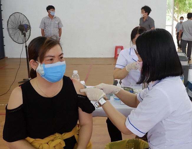 Ưu tiên vắc-xin cho người chống dịch, cán bộ xã đưa người nhà đến tiêm!