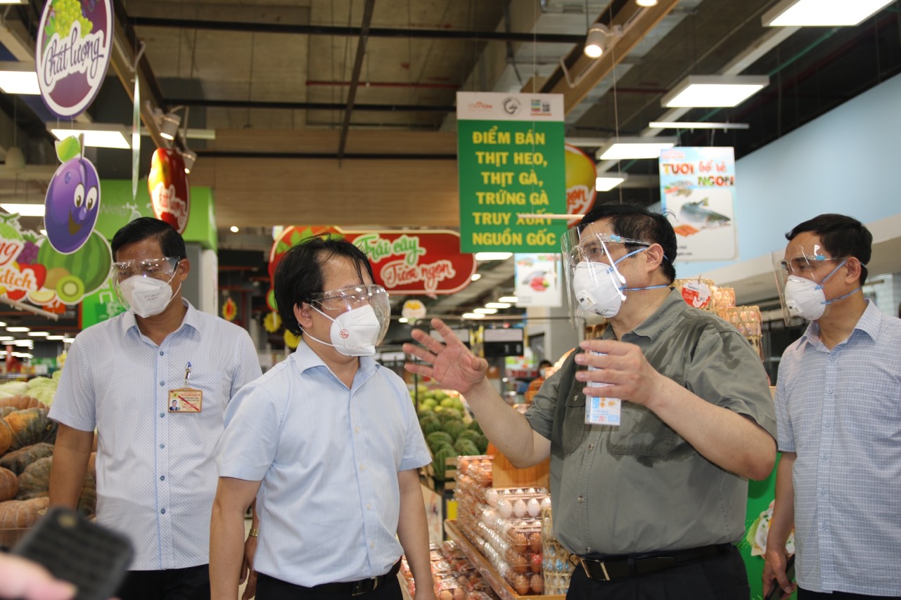 Thủ tướng Phạm Minh Ch&iacute;nh kiểm tra c&ocirc;ng t&aacute;c ph&ograve;ng chống dịch Covid-19 tại TP HCM - Ảnh 9.