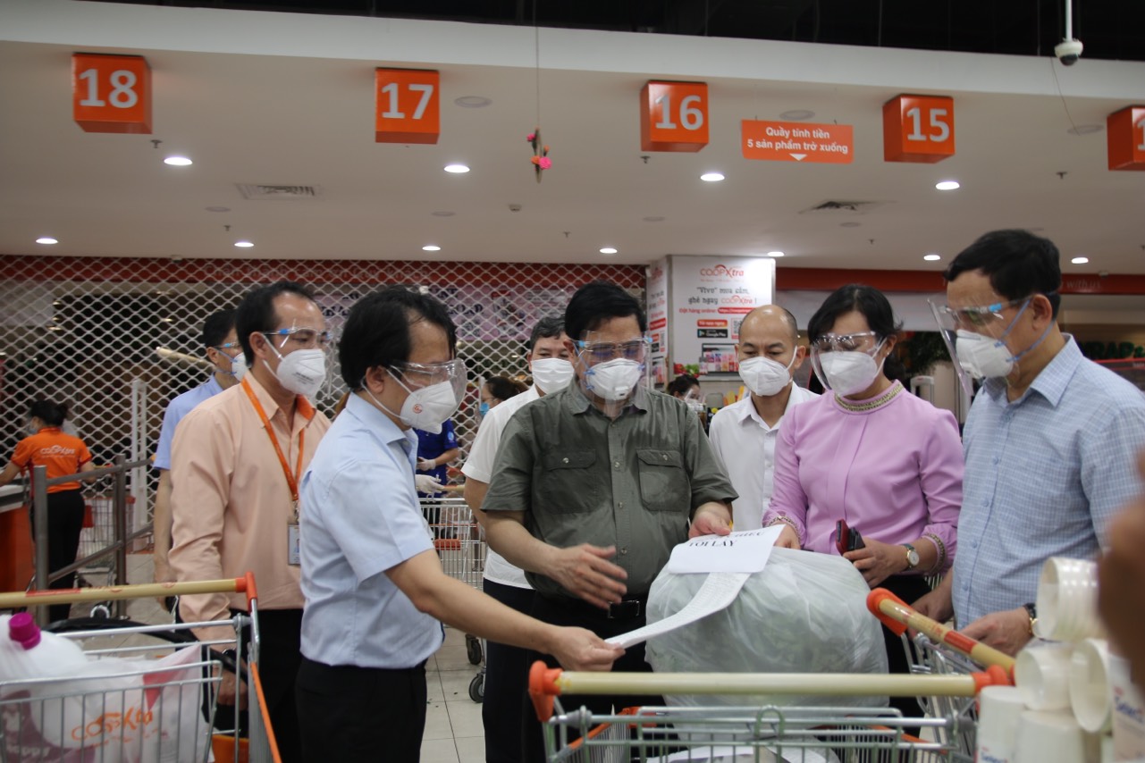 Thủ tướng Phạm Minh Ch&iacute;nh kiểm tra c&ocirc;ng t&aacute;c ph&ograve;ng chống dịch Covid-19 tại TP HCM - Ảnh 5.