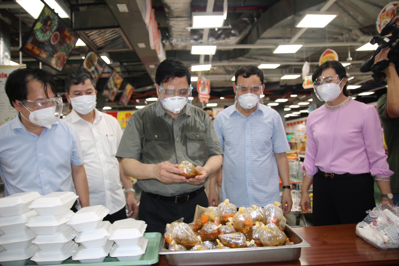 Thủ tướng Phạm Minh Ch&iacute;nh kiểm tra c&ocirc;ng t&aacute;c ph&ograve;ng chống dịch Covid-19 tại TP HCM - Ảnh 6.