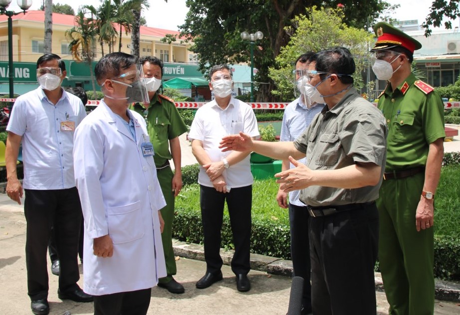 Thủ tướng Phạm Minh Ch&iacute;nh kiểm tra c&ocirc;ng t&aacute;c ph&ograve;ng chống dịch Covid-19 tại TP HCM - Ảnh 11.
