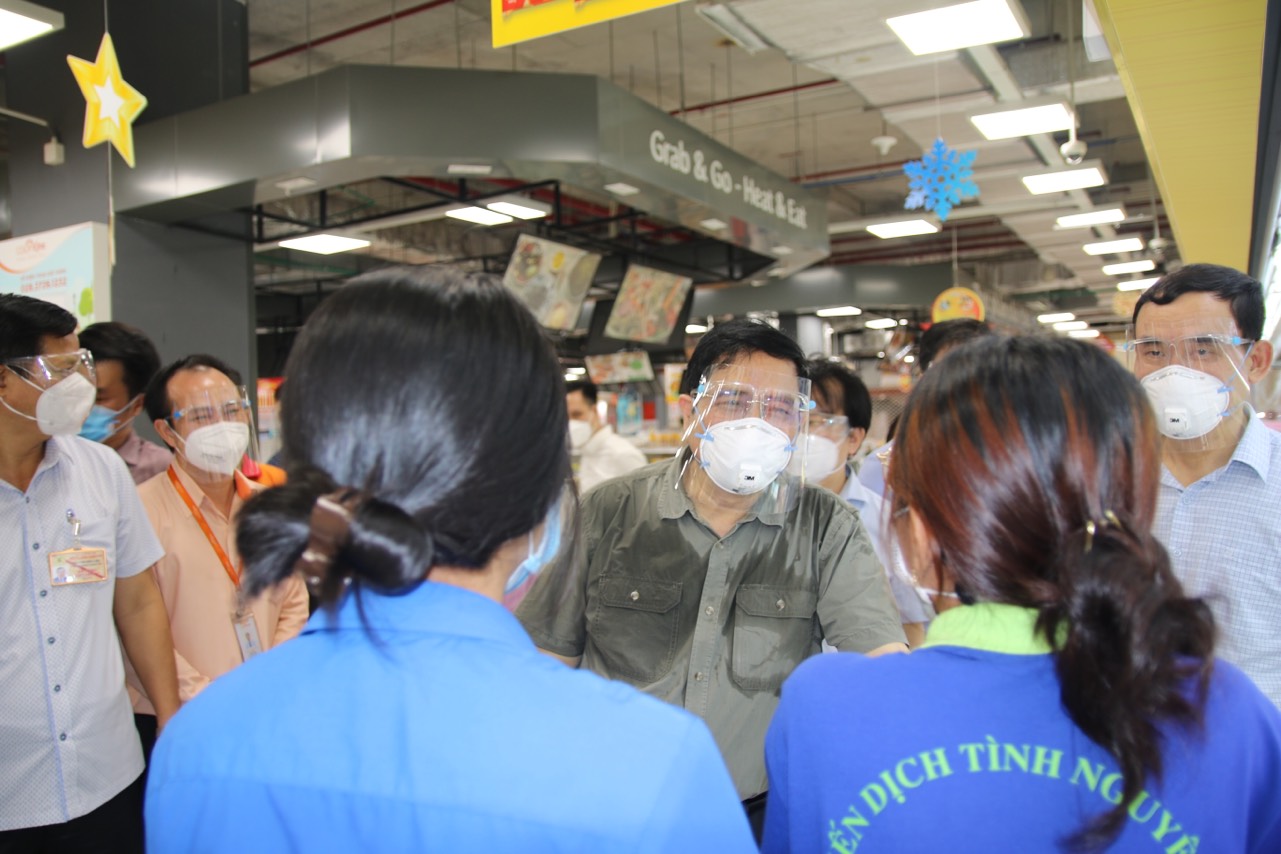 Thủ tướng Phạm Minh Ch&iacute;nh kiểm tra c&ocirc;ng t&aacute;c ph&ograve;ng chống dịch Covid-19 tại TP HCM - Ảnh 7.