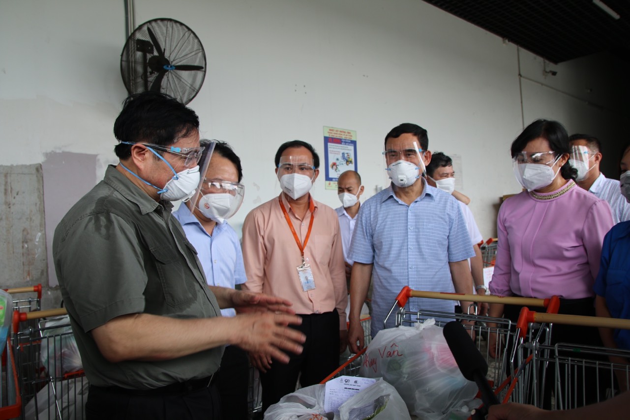 Thủ tướng Phạm Minh Ch&iacute;nh kiểm tra c&ocirc;ng t&aacute;c ph&ograve;ng chống dịch Covid-19 tại TP HCM - Ảnh 8.