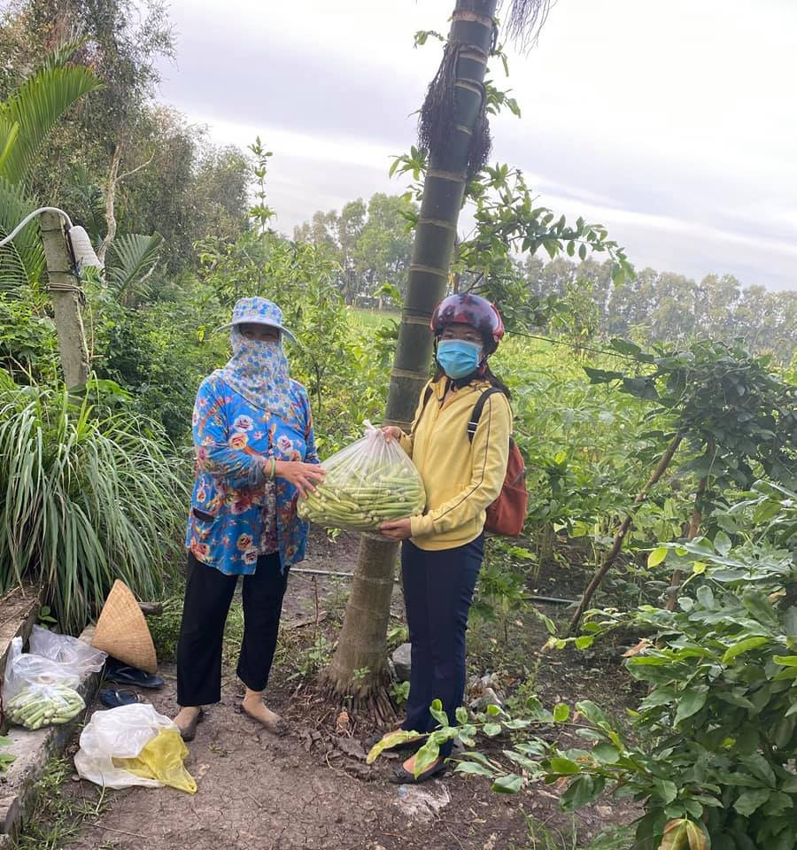“Alo! Ngày mai có rau để bán cho người dân không?”
