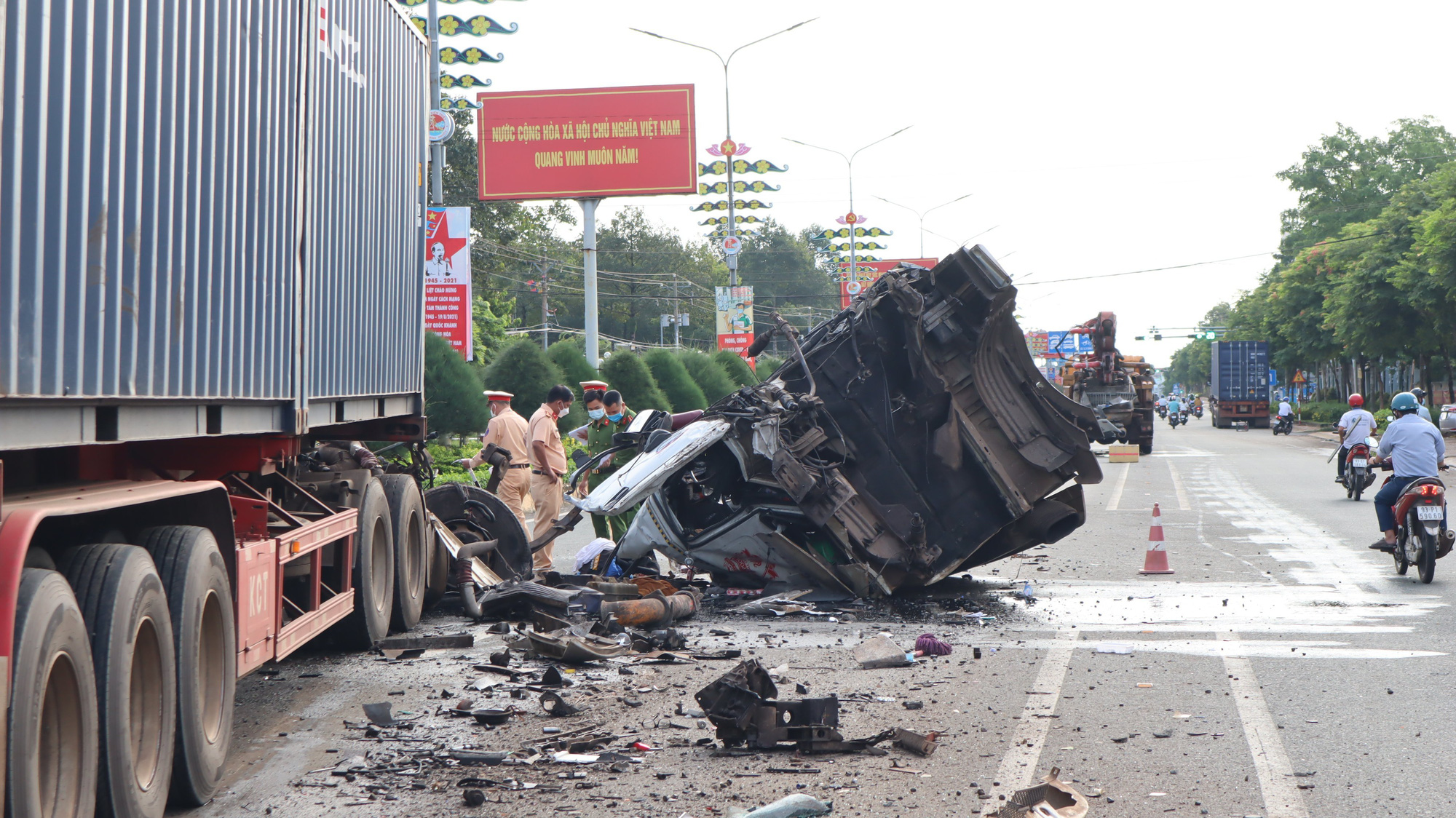 Cabin container bẹp dúm, 1 phụ nữ tử vong