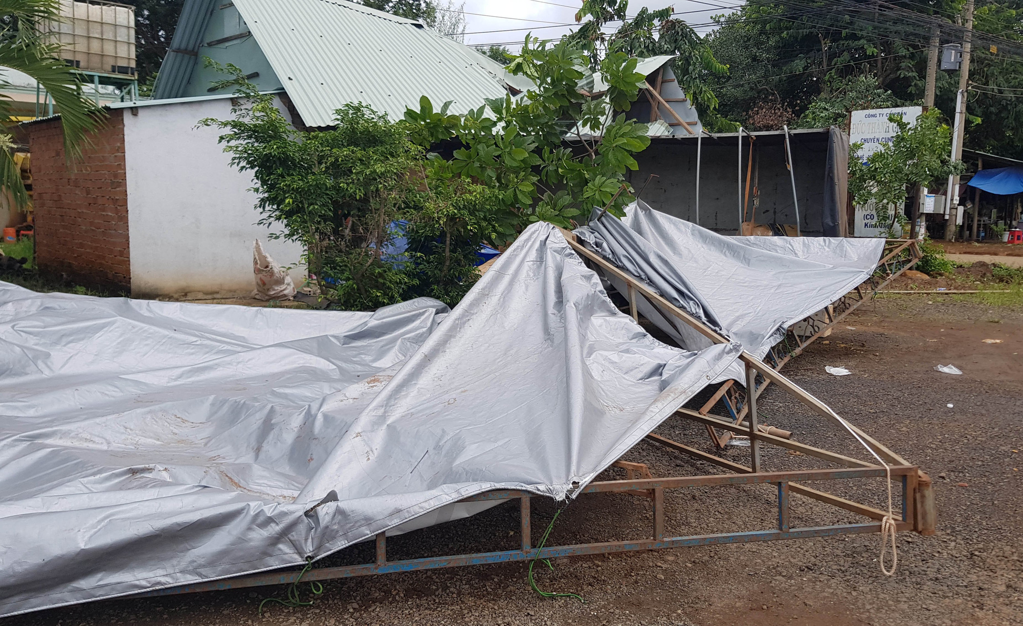 B&igrave;nh Phước: Xe tải t&ocirc;ng sập chốt kiểm so&aacute;t dịch Covid-19, 1 đại &uacute;y c&ocirc;ng an v&agrave; t&agrave;i xế bị thương - Ảnh 2.