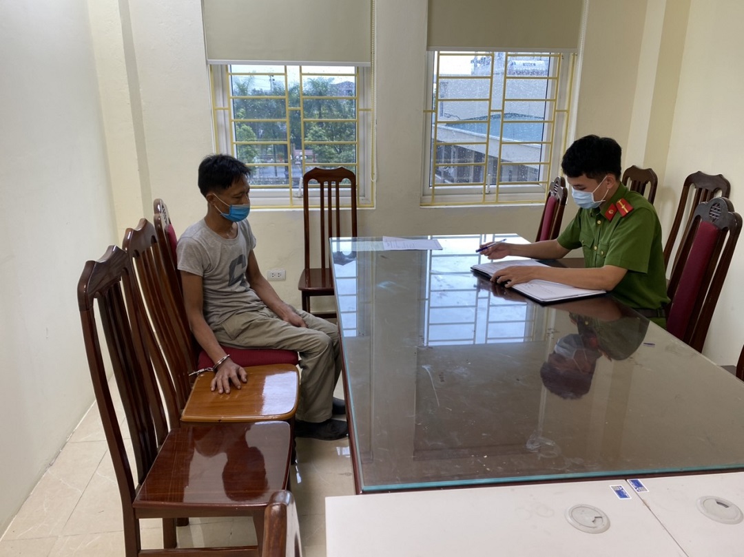 Bị y&ecirc;u cầu khai b&aacute;o y tế, người đ&agrave;n &ocirc;ng ch&eacute;m xối xả v&agrave;o Chỉ huy trưởng qu&acirc;n sự x&atilde; - Ảnh 1.