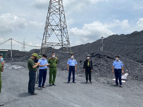 Khởi tố nhiều người mua bán hàng triệu tấn than trái phép