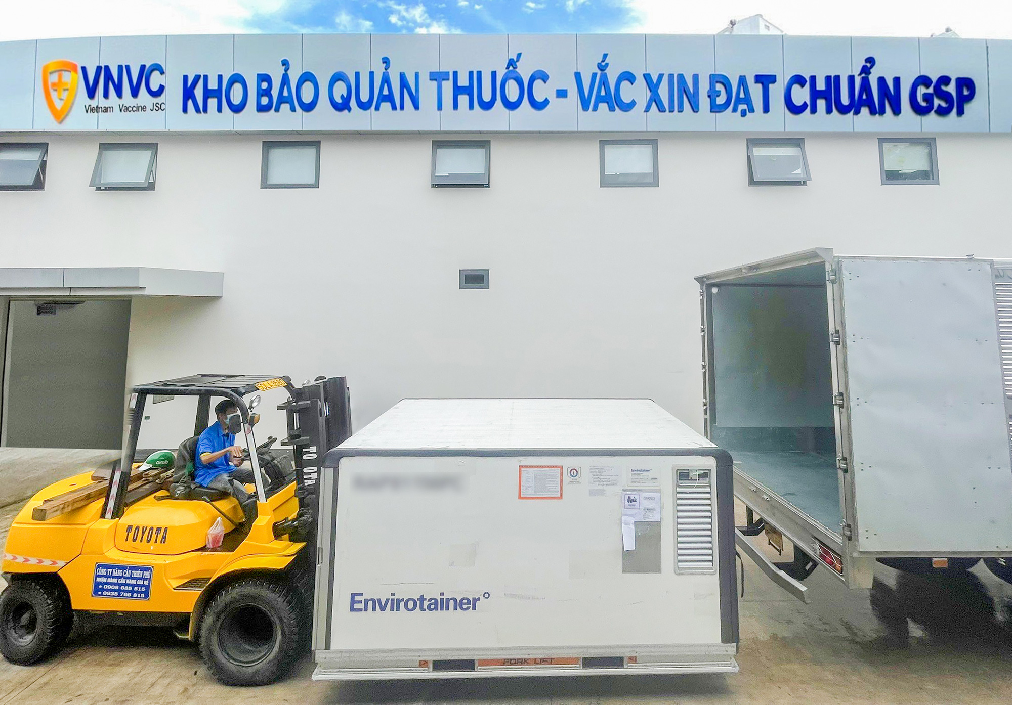 Th&ecirc;m hơn 1,4 triệu liều vắc-xin AstraZeneca về Việt Nam - Ảnh 1.