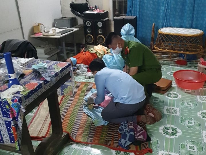 Nhân viên y tế, công an xã băng 8km đường núi đỡ đẻ cho sản phụ
