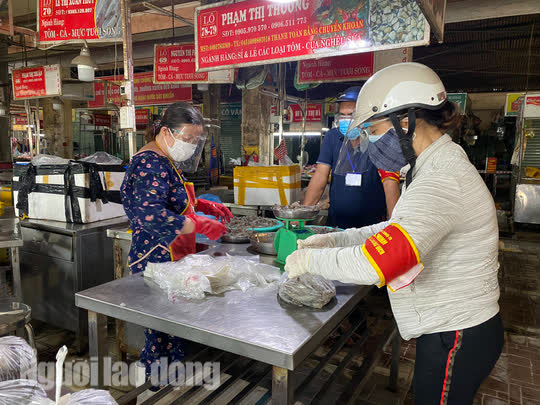 Đ&agrave; Nẵng mở cửa lại chợ truyền thống, c&aacute;c tổ trưởng d&acirc;n phố mừng ra mặt - Ảnh 7.