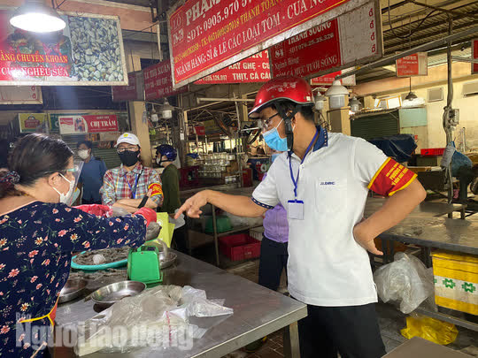 Đ&agrave; Nẵng mở cửa lại chợ truyền thống, c&aacute;c tổ trưởng d&acirc;n phố mừng ra mặt - Ảnh 2.