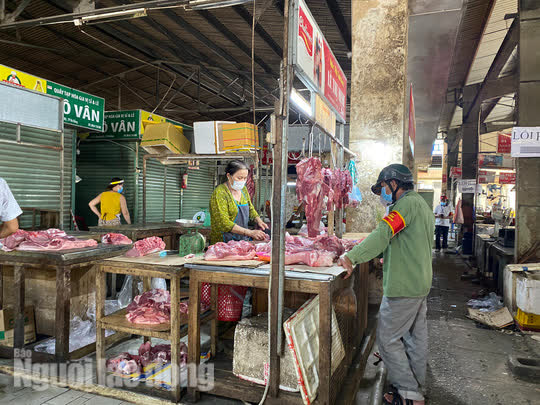 Đ&agrave; Nẵng mở cửa lại chợ truyền thống, c&aacute;c tổ trưởng d&acirc;n phố mừng ra mặt - Ảnh 6.