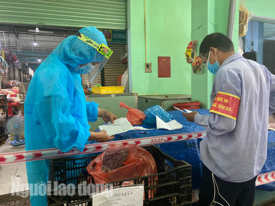 Đ&agrave; Nẵng mở cửa lại chợ truyền thống, c&aacute;c tổ trưởng d&acirc;n phố mừng ra mặt - Ảnh 8.