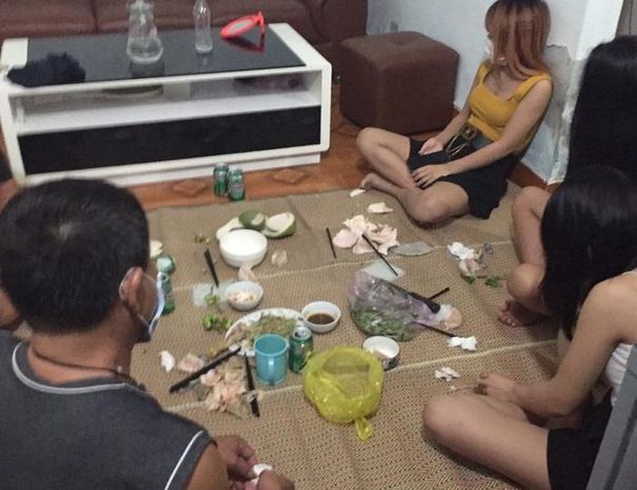 Được 3 cô gái mời vào nhà nghỉ uống bia, 2 người đàn ông bị đề nghị phạt 30 triệu đồng