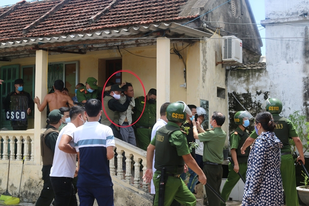 Giám đốc Công an Nam Định trực tiếp chỉ đạo giải cứu cô gái bị bố đẻ bắt làm con tin - Ảnh 1.