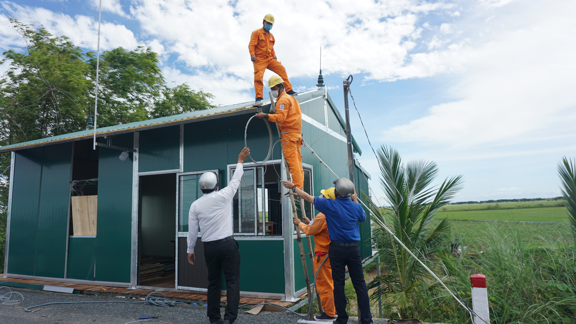 EVNSPC tăng cường cấp điện dịp lễ Quốc khánh 2-9 - Ảnh 2.