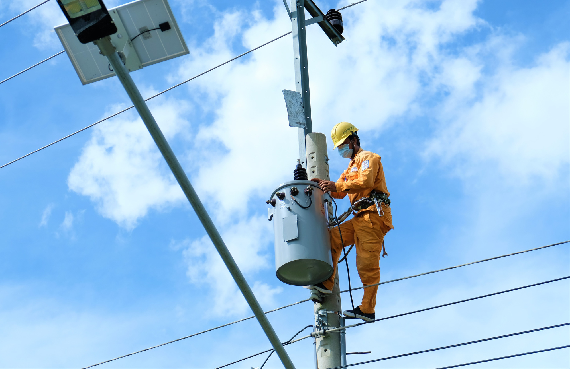 EVNSPC tăng cường cấp điện dịp lễ Quốc khánh 2-9 - Ảnh 3.