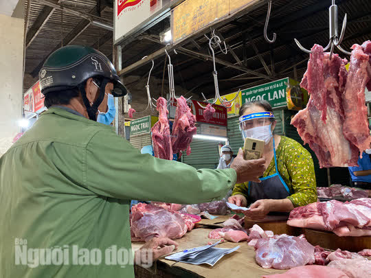 Đ&agrave; Nẵng mở cửa lại chợ truyền thống, c&aacute;c tổ trưởng d&acirc;n phố mừng ra mặt - Ảnh 4.