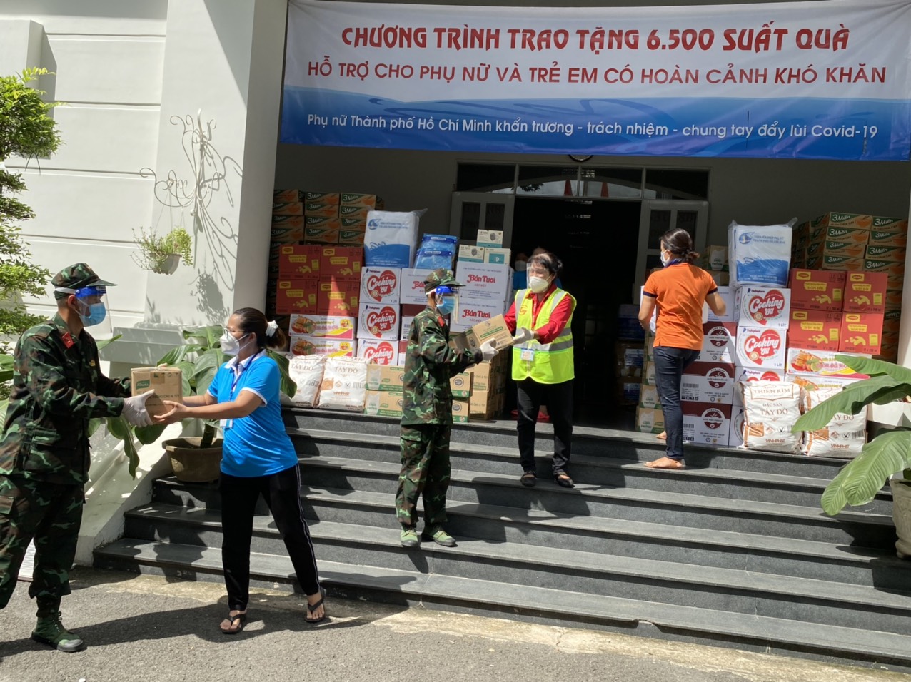Hội Li&ecirc;n hiệp Phụ nữ TP HCM trao 6.500 phần qu&agrave;, tăng cường đi chợ hộ cho người d&acirc;n - Ảnh 2.