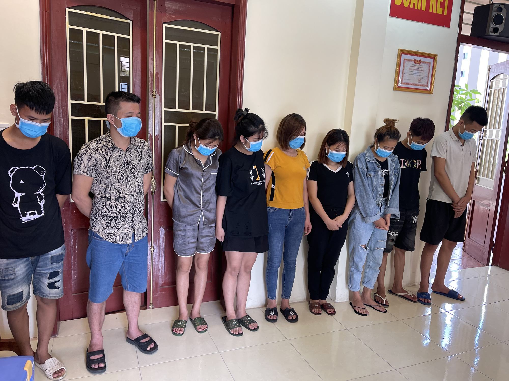 Rủ nhau đi hát karaoke xuyên đêm không trả tiền, 4 người bị chủ quán bắt giữ