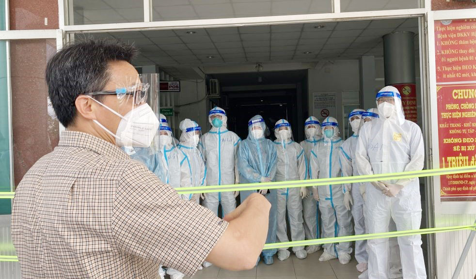 Phó Thủ tướng Vũ Đức Đam kiểm tra “vùng đỏ” tại Long An - Ảnh 2.
