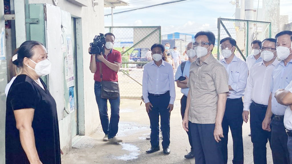 Phó Thủ tướng Vũ Đức Đam kiểm tra “vùng đỏ” tại Long An