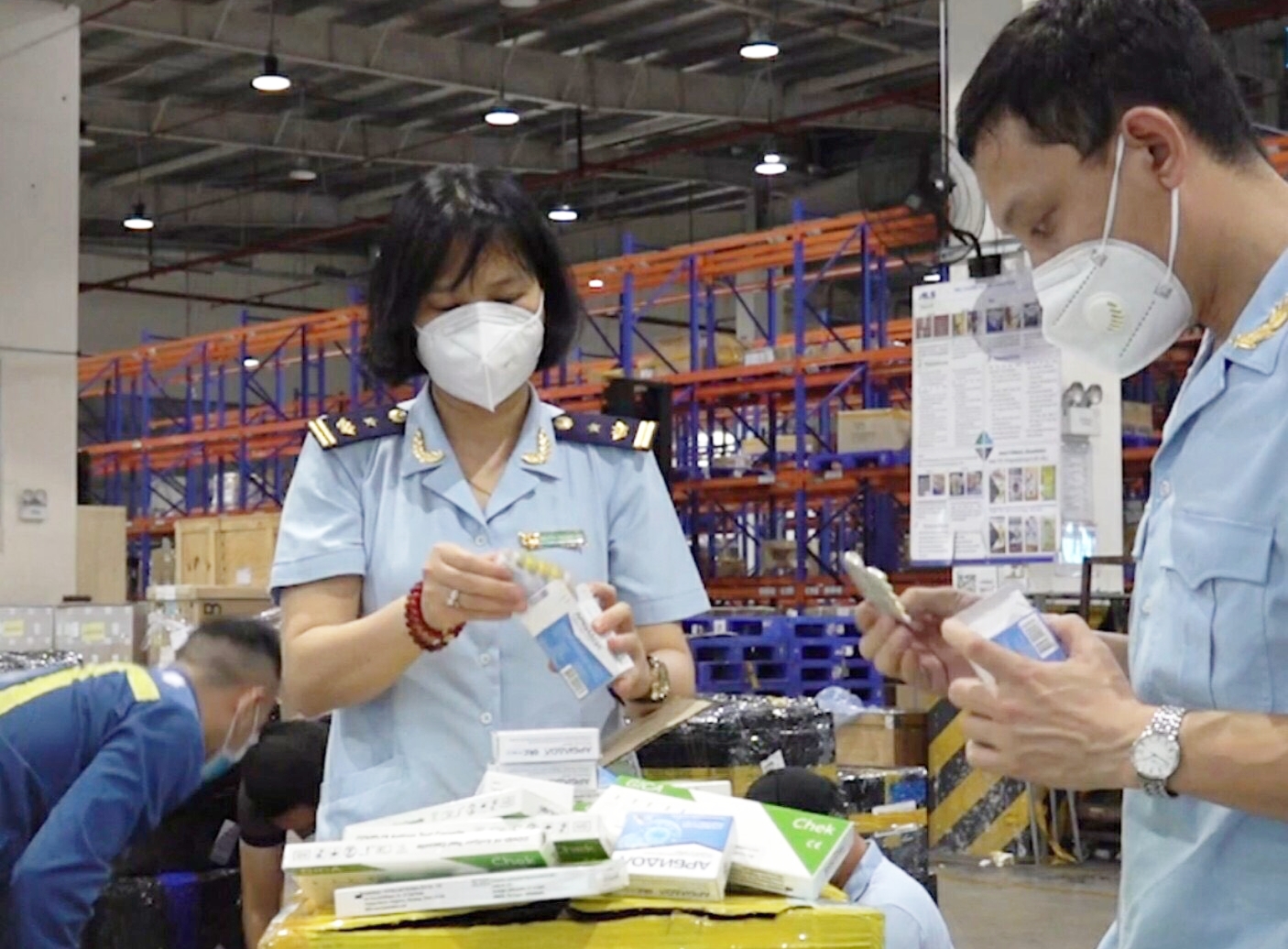 Thuốc Arbidol được quảng cáo điều trị Covid-19 nhập khẩu trái phép từ Nga về Việt Nam - Ảnh 1.