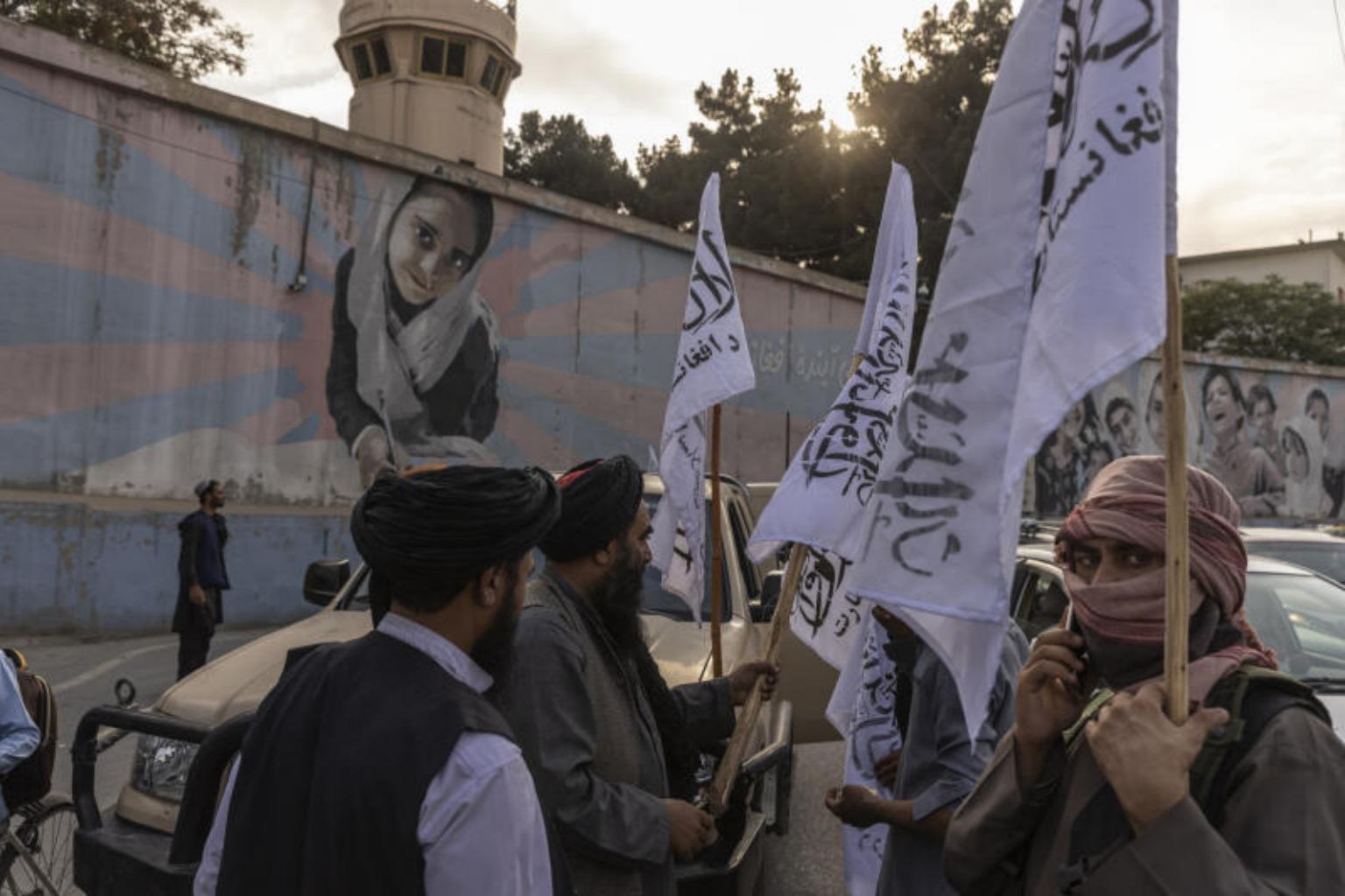 Đ&aacute;nh bom k&eacute;p ở Kabul: ISIS-K bắn một mũi t&ecirc;n tr&uacute;ng cả Mỹ v&agrave; Taliban - Ảnh 2.