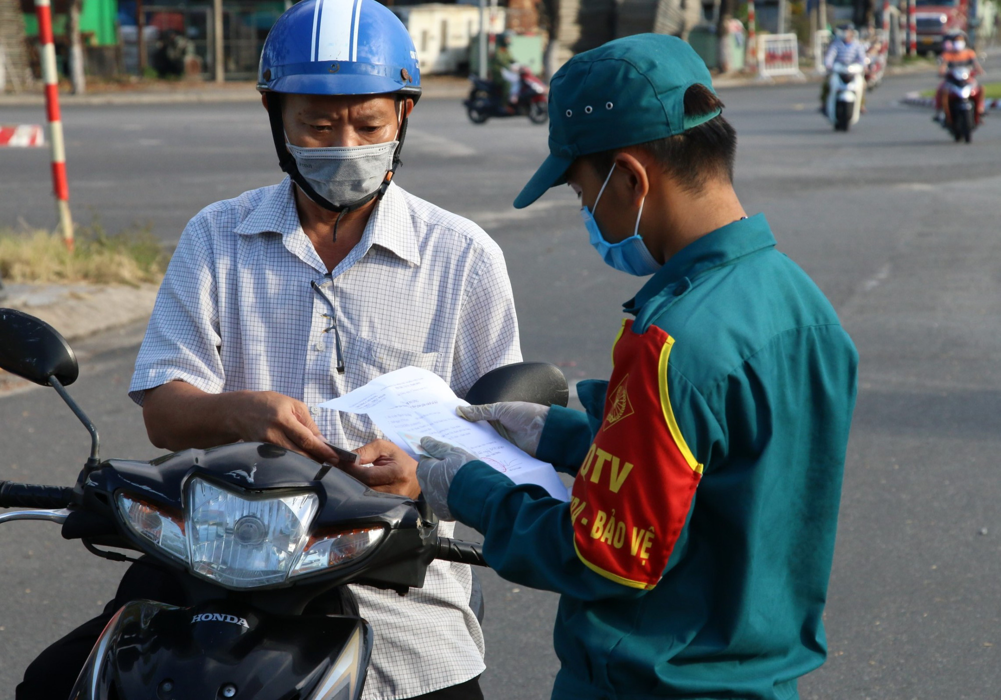 Đà Nẵng: Giả dân quân tự vệ để ra đường trong thời điểm "ai ở đâu thì ở đó"