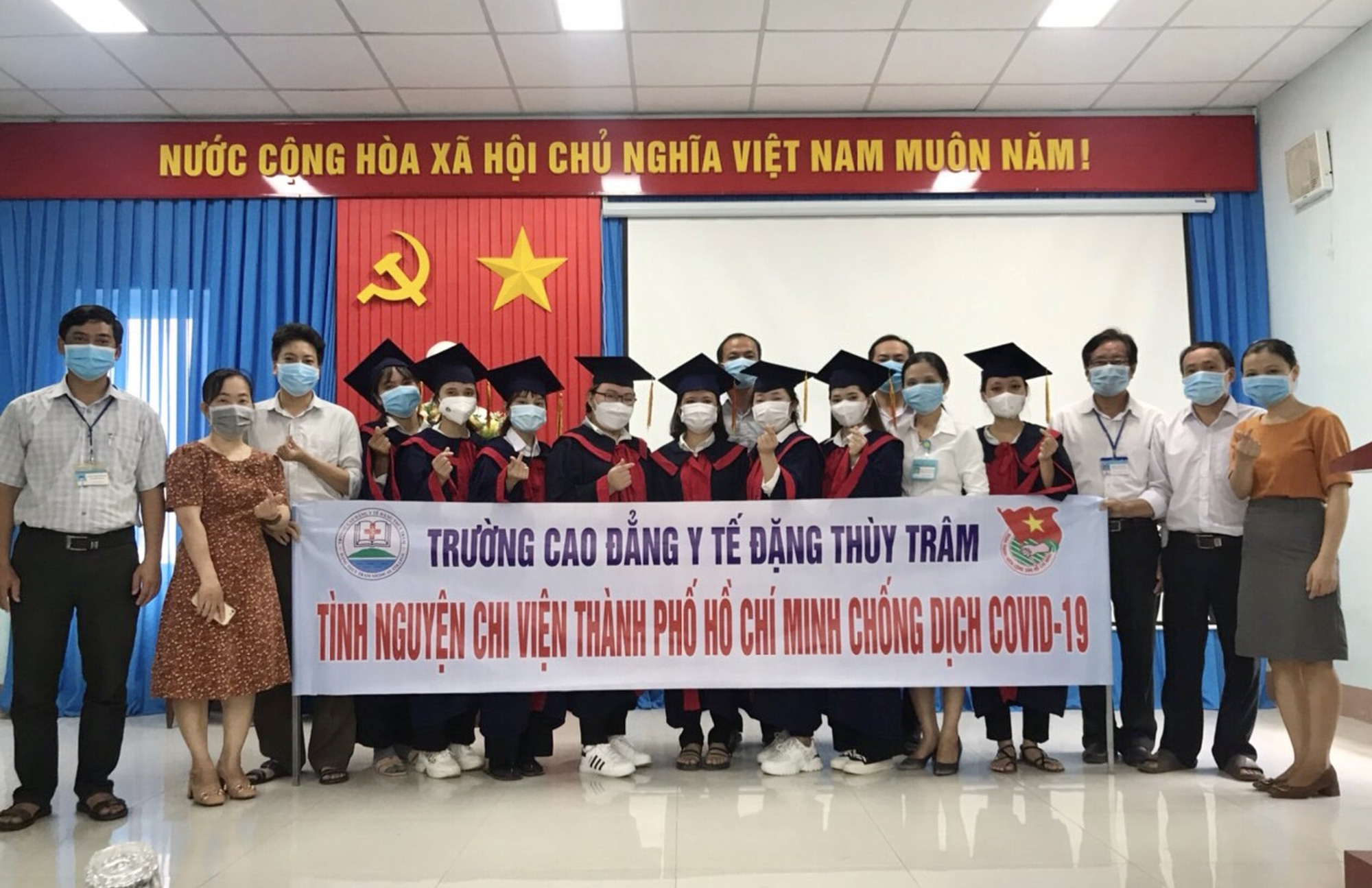 34 y, b&aacute;c sĩ Quảng Ng&atilde;i l&ecirc;n đường v&agrave;o TP HCM hỗ trợ chống dịch Covid-19 - Ảnh 2.