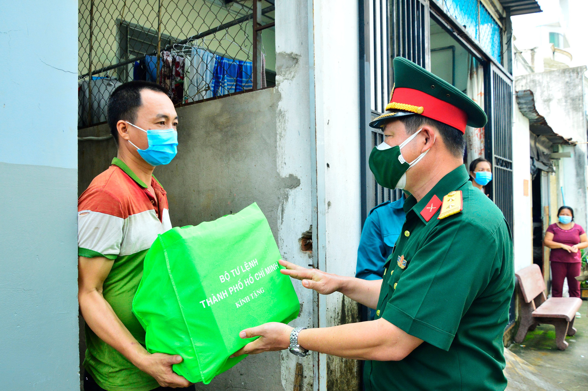 Bộ Tư lệnh TP HCM trao hơn 3.300 phần quà chăm lo người dân khó khăn