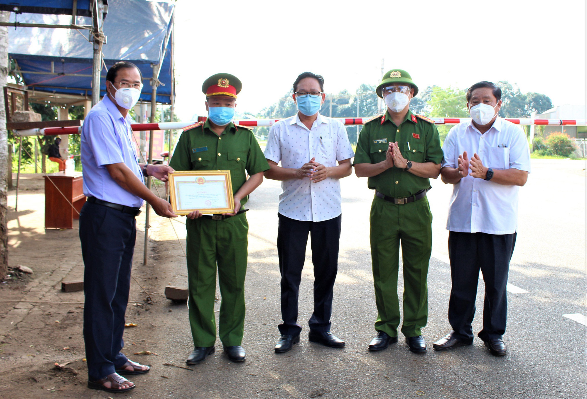 Đang trực chốt, trưởng công an xã đưa thai phụ nghèo đi cấp cứu, tặng 3 triệu đồng