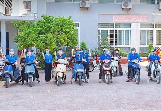 Đội “shipper áo xanh” căng mình giao nhu yếu phẩm cho người dân