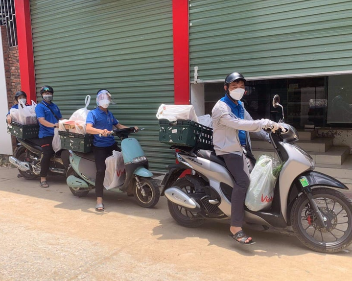 Đội “shipper áo xanh” căng mình giao nhu yếu phẩm cho người dân - Ảnh 2.
