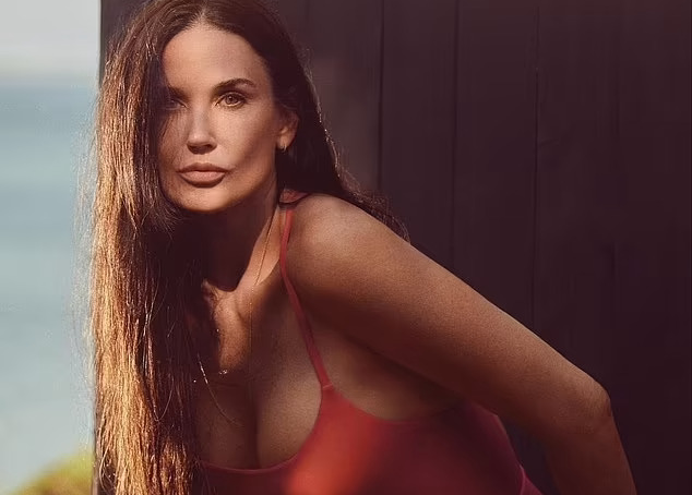 Demi Moore khoe dáng trong áo tắm "rực lửa"