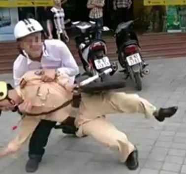 Xin qua chốt kiểm soát Covid-19 không được, nam thanh niên đấm trung uý cảnh sát
