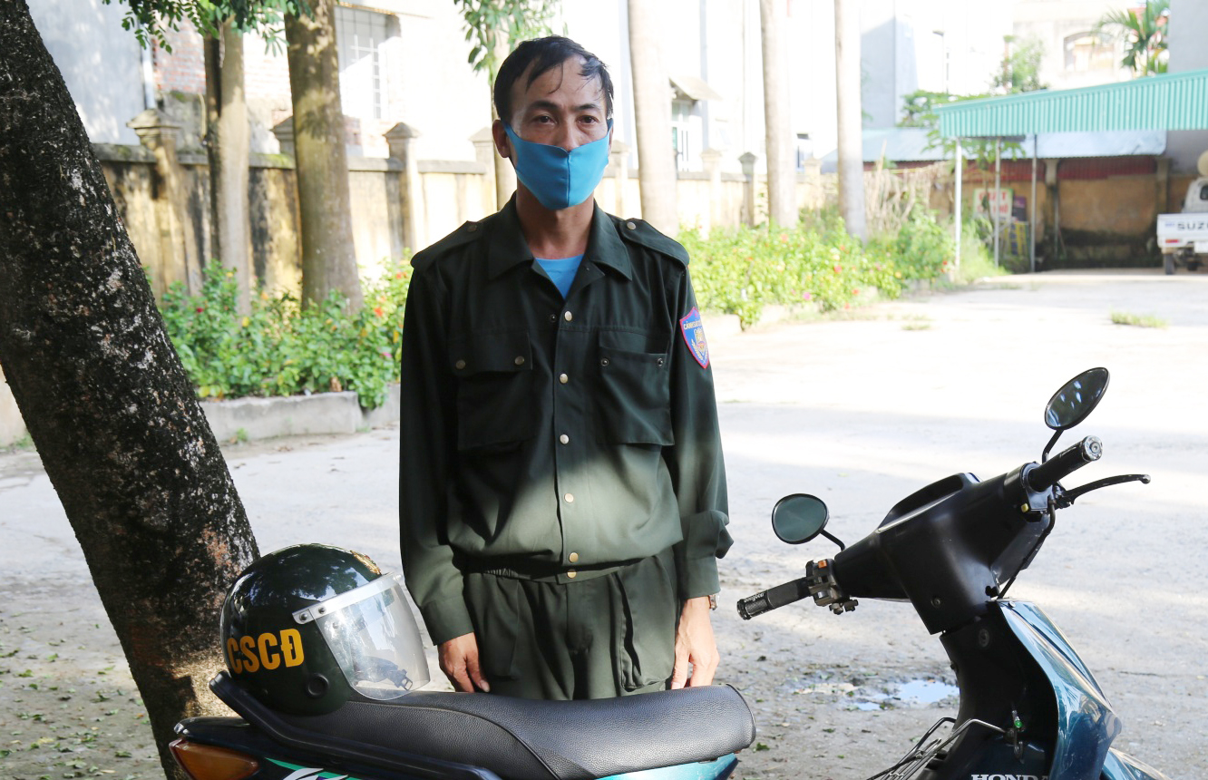 Bảo vệ trang trại lợn bỏ tiền triệu mua trang phục CSCĐ mặc ra đường cho oai