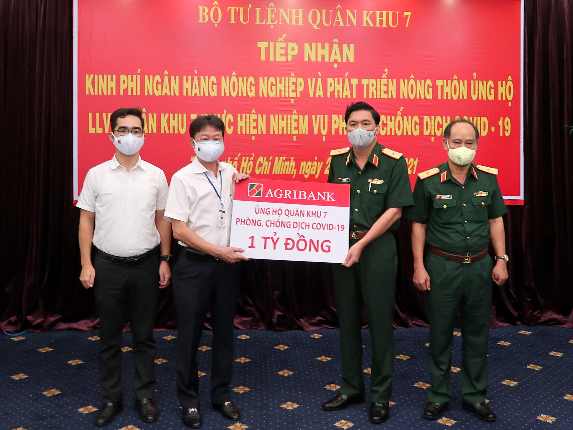 Agribank trao tặng Quân khu 7 kinh phí 1 tỉ đồng phòng, chống dịch Covid-19