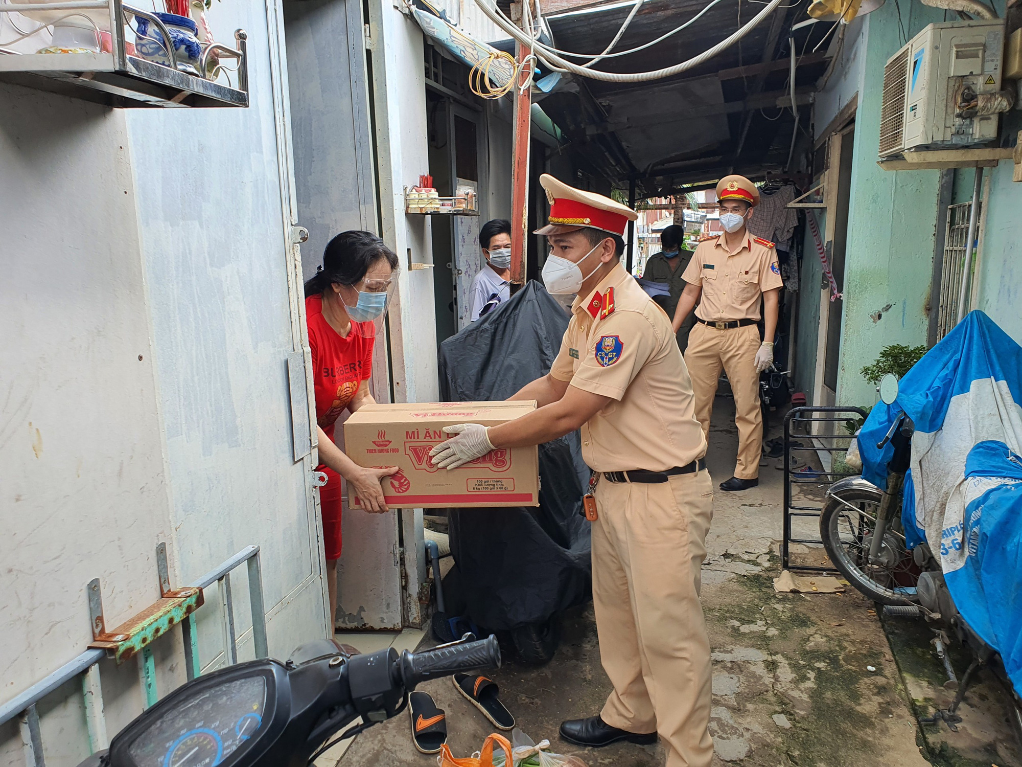 CSGT TP HCM chăm lo người khó khăn, yếu thế ở các xóm trọ nghèo - Ảnh 3.