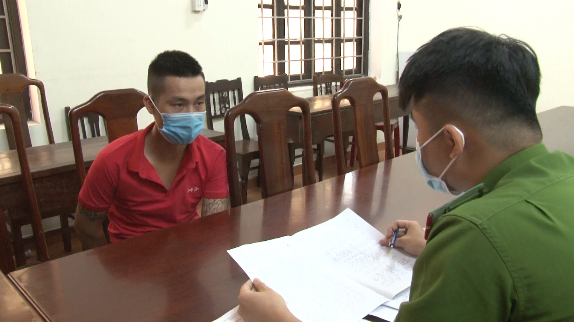 Cháu bé 9 tuổi bị 2 thanh niên cướp điện thoại trong nhà