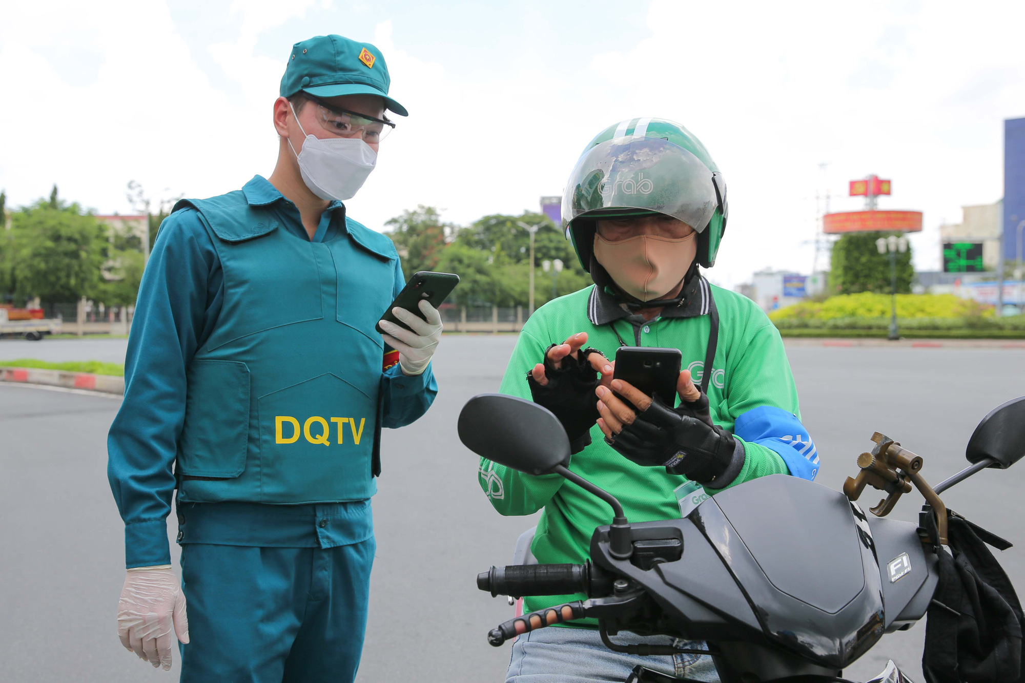Ngày đầu áp dụng lại khai báo “di chuyển nội địa” tại TP HCM không xảy ra ùn ứ - Ảnh 7.