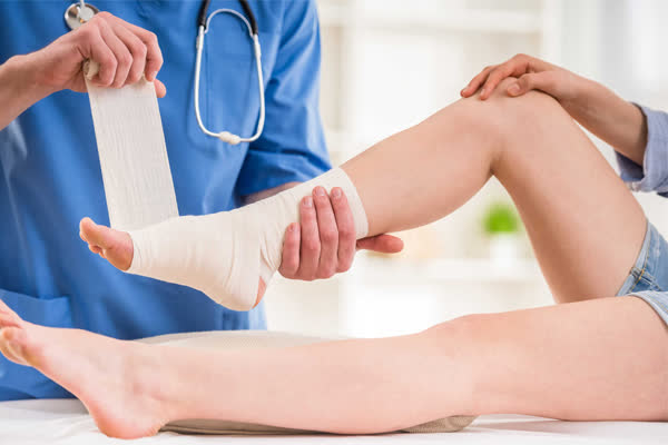 Gãy xương gót chân, mới mổ bó bột có hoãn tiêm vắc-xin Covid-19?