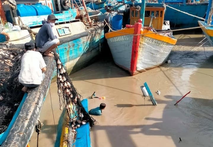 Lũ quét bất ngờ trong đêm, nhấn chìm nhiều tàu cá