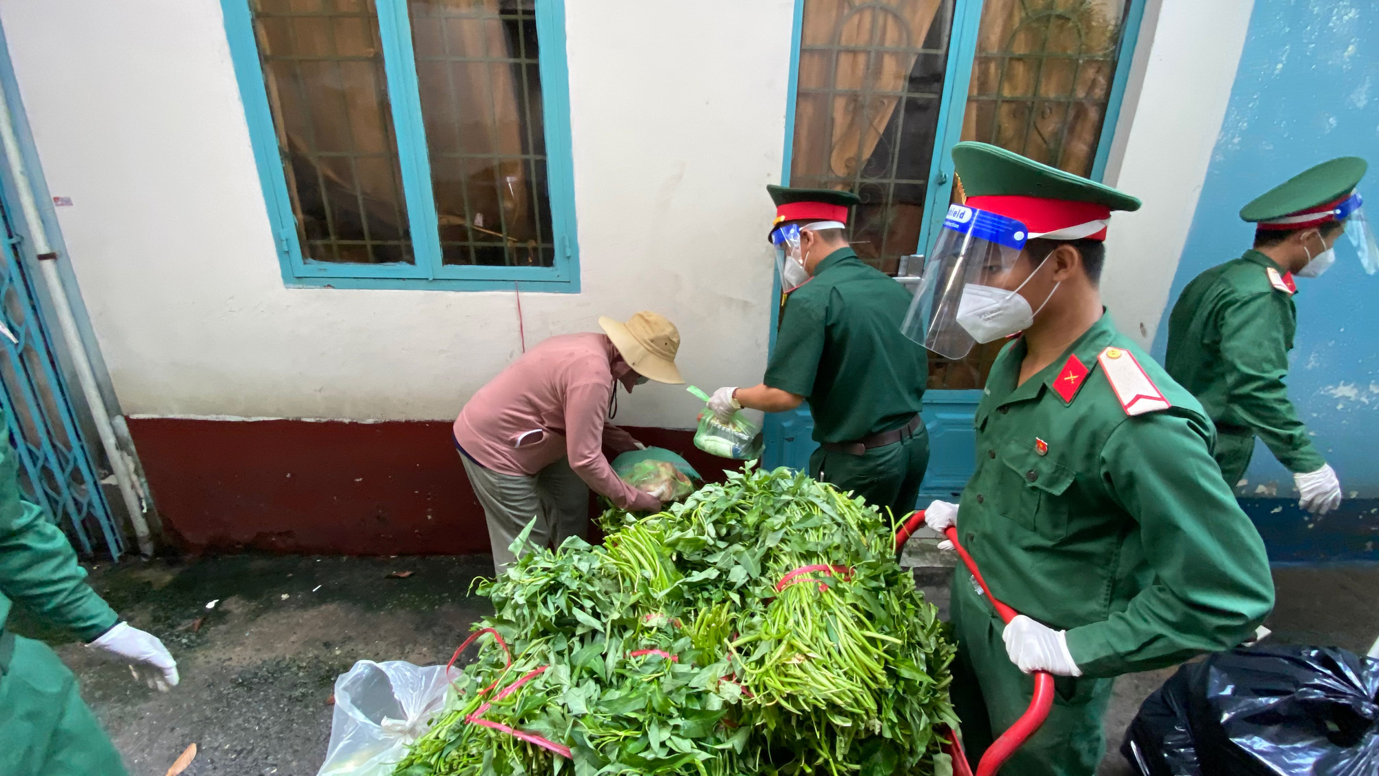 Theo chân đội shipper tình nguyện